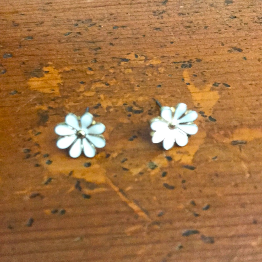 Daisy stud earring